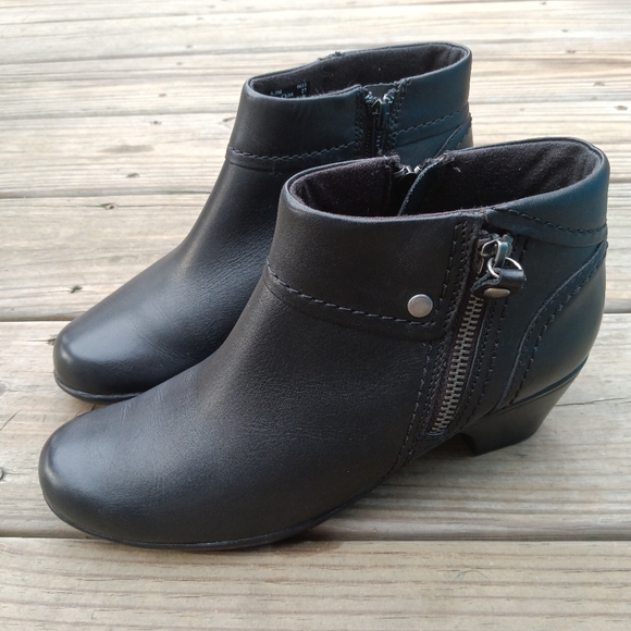 Clarks | Black Leather Ankle Booties Side Zip W/ Studs Women's Size 6.5 - Picture 3 of 15